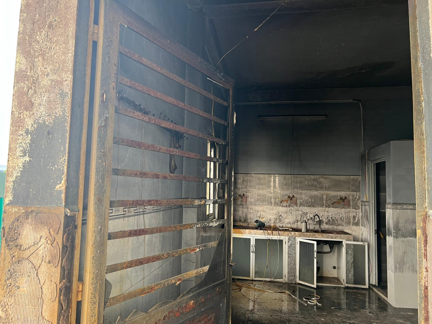 Ông Trần Văn Ten - chồng bà Út đã tử vong sau vụ cháy. Theo bà Út, khi xảy ra vụ cháy, mọi người tìm được ông Ten trong tình trạng bỏng nặng, ngất xỉu tại khu vực cầu thang xuống lầu do bị ngạt khói. Ngay sau đó, gia đình đã đưa ông đi cấp cứu tại Bệnh viện Chợ Rẫy, nhưng đến ngày 27/7 thì ông Ten không qua khỏi.