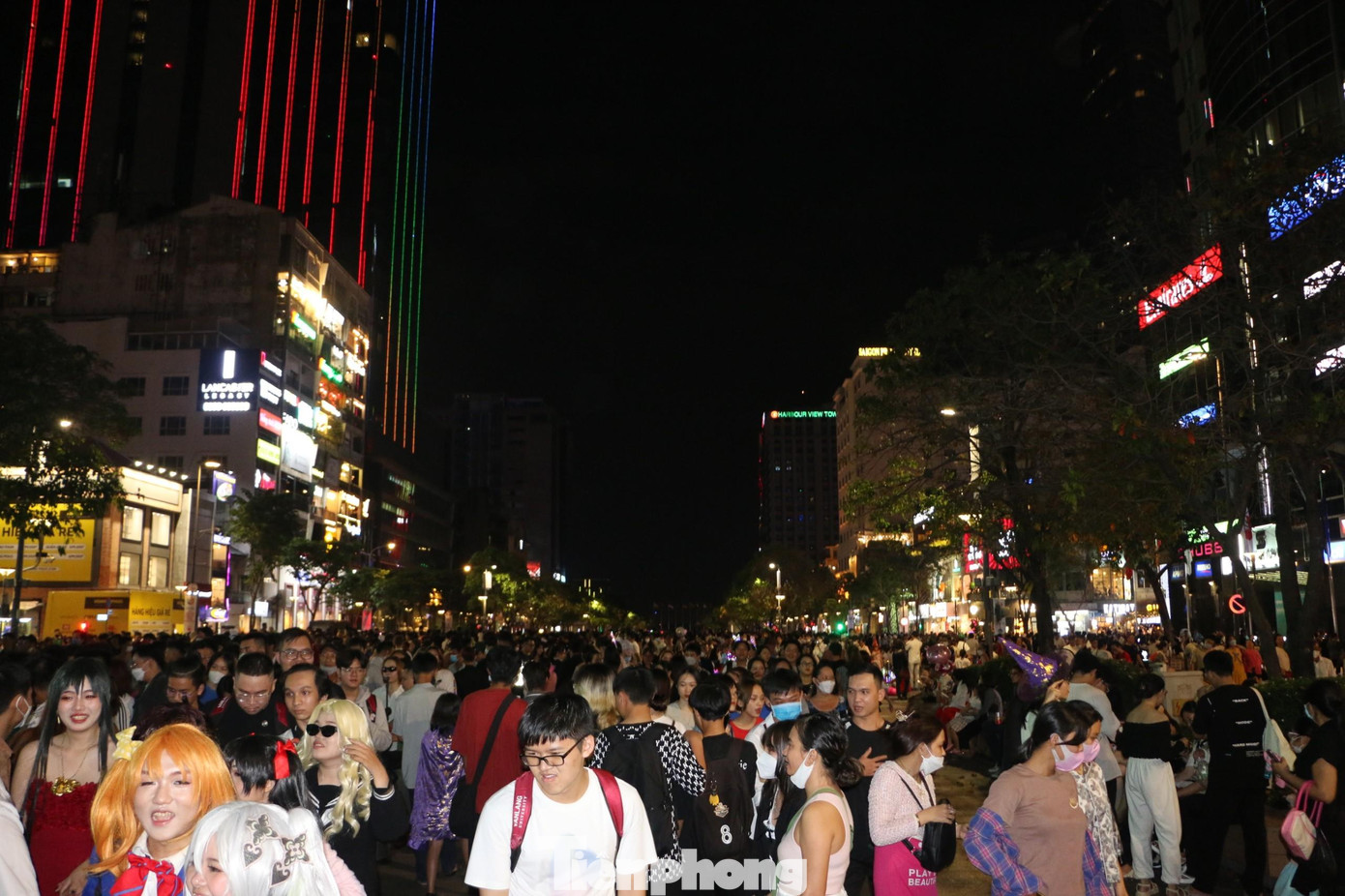 Đến gần 22h, phố đi bộ Nguyễn Huệ vẫn tấp nập người đi chơi Halloween sớm.
