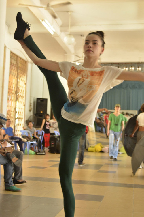 Trao đổi về vũ đạo với biên đạo múa về chương trình, vẻ mặt rất tập trung