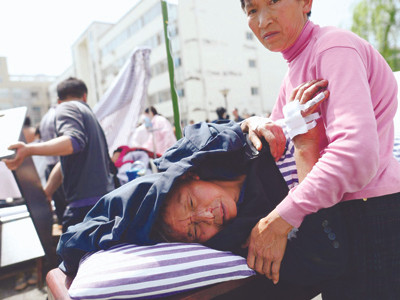 Người dân thẫn thờ nhìn ngôi nhà đổ nát của mình. Ảnh: Reuters.