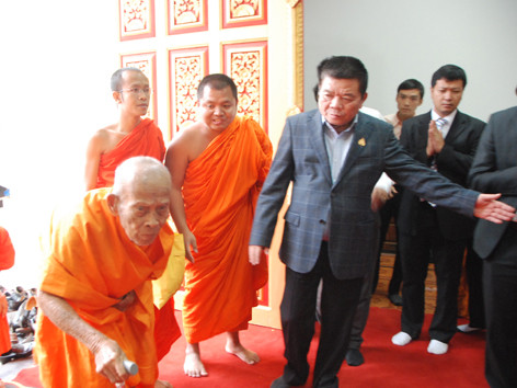 Đại Đức Phong Samaleuk (bìa trái)