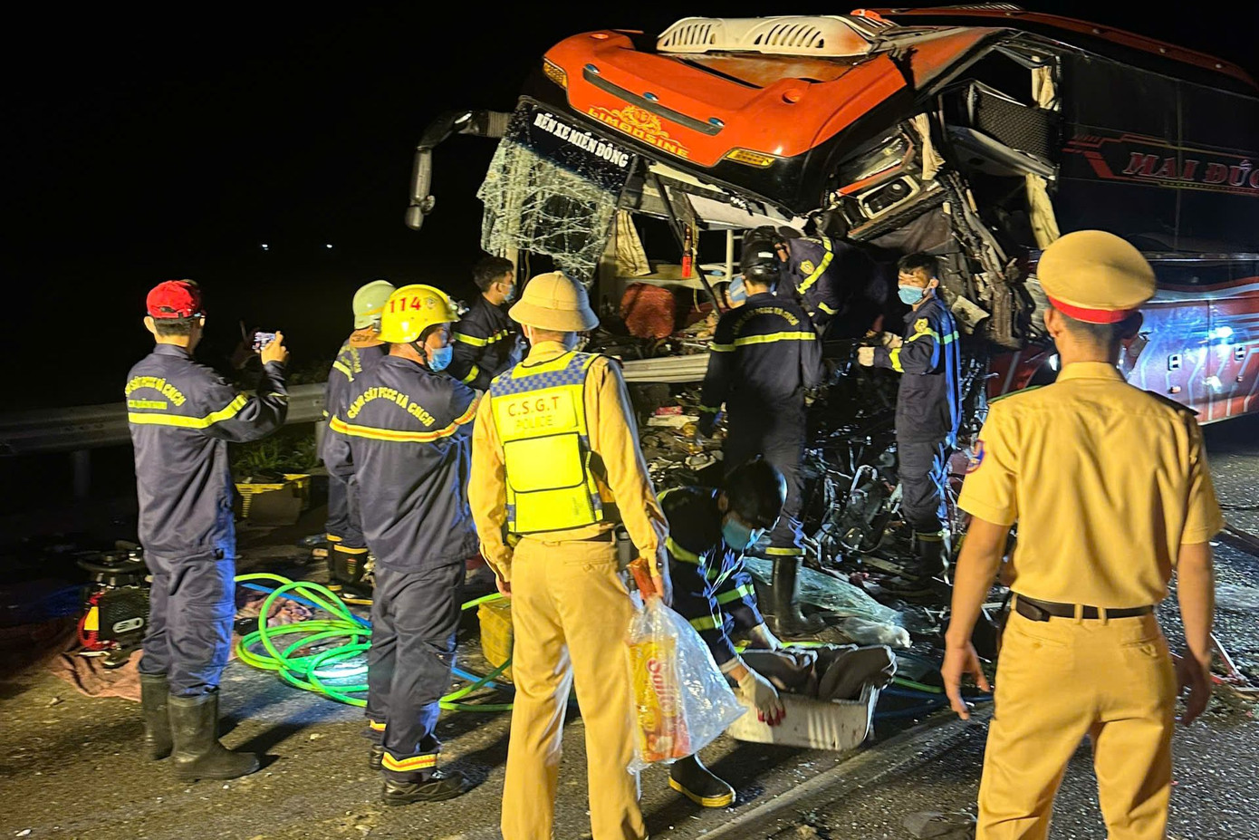 Lực lượng chức năng làm nhiệm vụ tại hiện trường vụ tai nạn. Lực lượng chức năng làm nhiệm vụ tại hiện trường vụ tai nạn.
