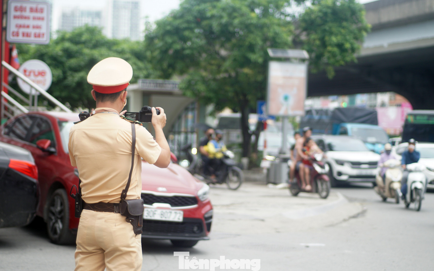 Tổ công tác Đội CSGT đường bộ số 7 ghi hình vi phạm, dừng phương tiện xử lý. Tổ công tác Đội CSGT đường bộ số 7 ghi hình vi phạm, dừng phương tiện xử lý.