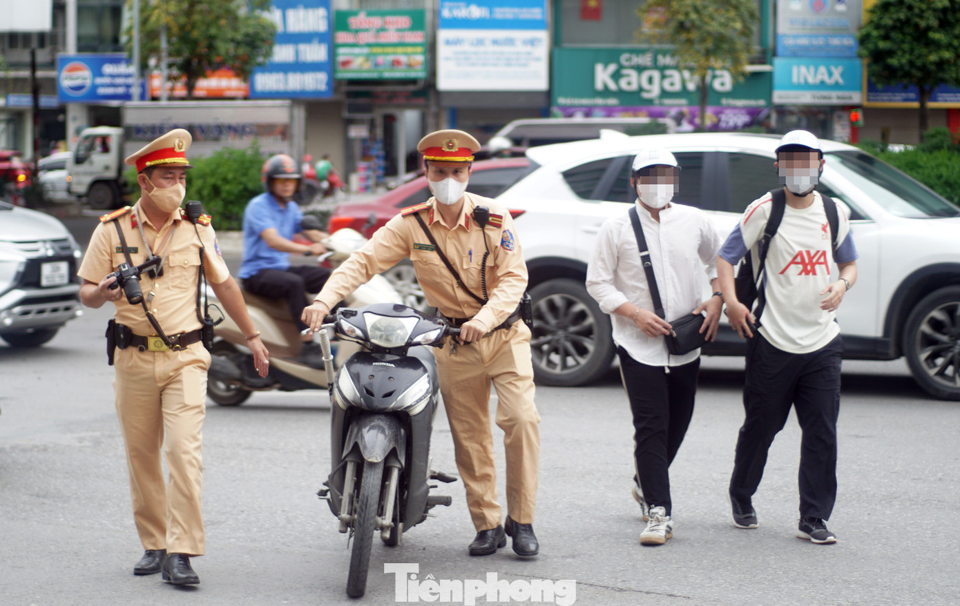 Hơn 10 trường hợp đi lên vỉa hè bị lập biên bản xử lý. Hơn 10 trường hợp đi lên vỉa hè bị lập biên bản xử lý.