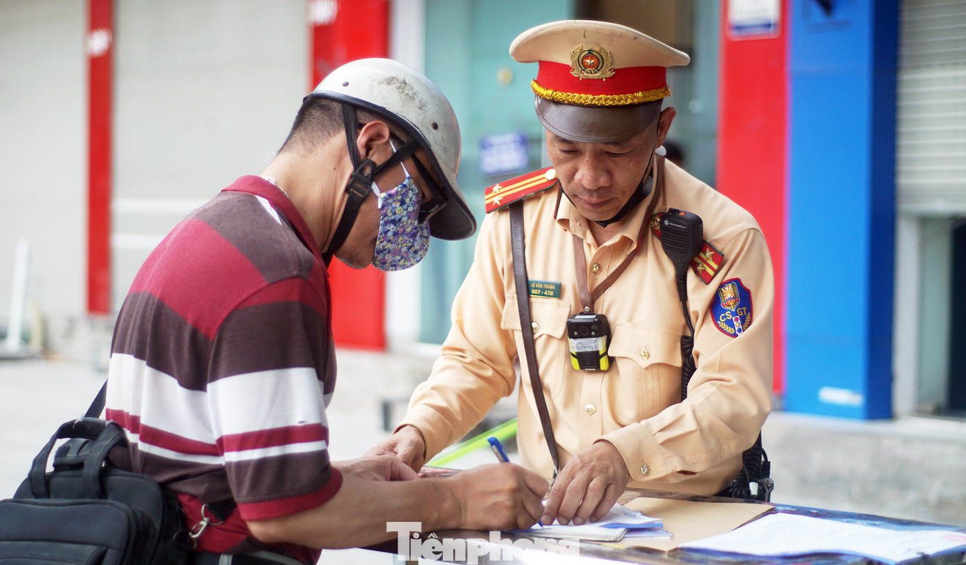 Hơn 10 trường hợp đi lên vỉa hè bị lập biên bản xử lý. Hơn 10 trường hợp đi lên vỉa hè bị lập biên bản xử lý.