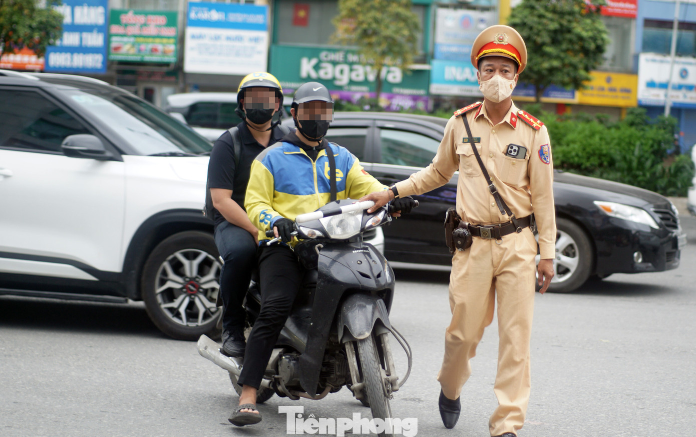 Tổ công tác Đội CSGT đường bộ số 7 ghi hình vi phạm, dừng phương tiện xử lý. Tổ công tác Đội CSGT đường bộ số 7 ghi hình vi phạm, dừng phương tiện xử lý.