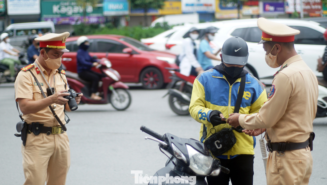 Nhiều tài xế xe ôm công nghệ vi phạm. Nhiều tài xế xe ôm công nghệ vi phạm.