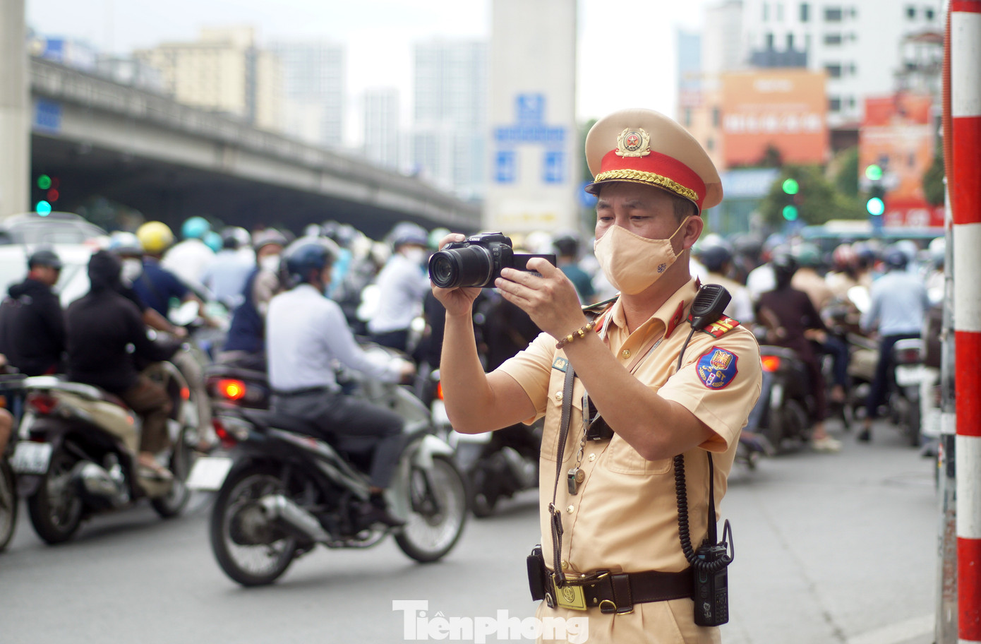 Tổ công tác Đội CSGT đường bộ số 7 ghi hình vi phạm, dừng phương tiện xử lý. Tổ công tác Đội CSGT đường bộ số 7 ghi hình vi phạm, dừng phương tiện xử lý.