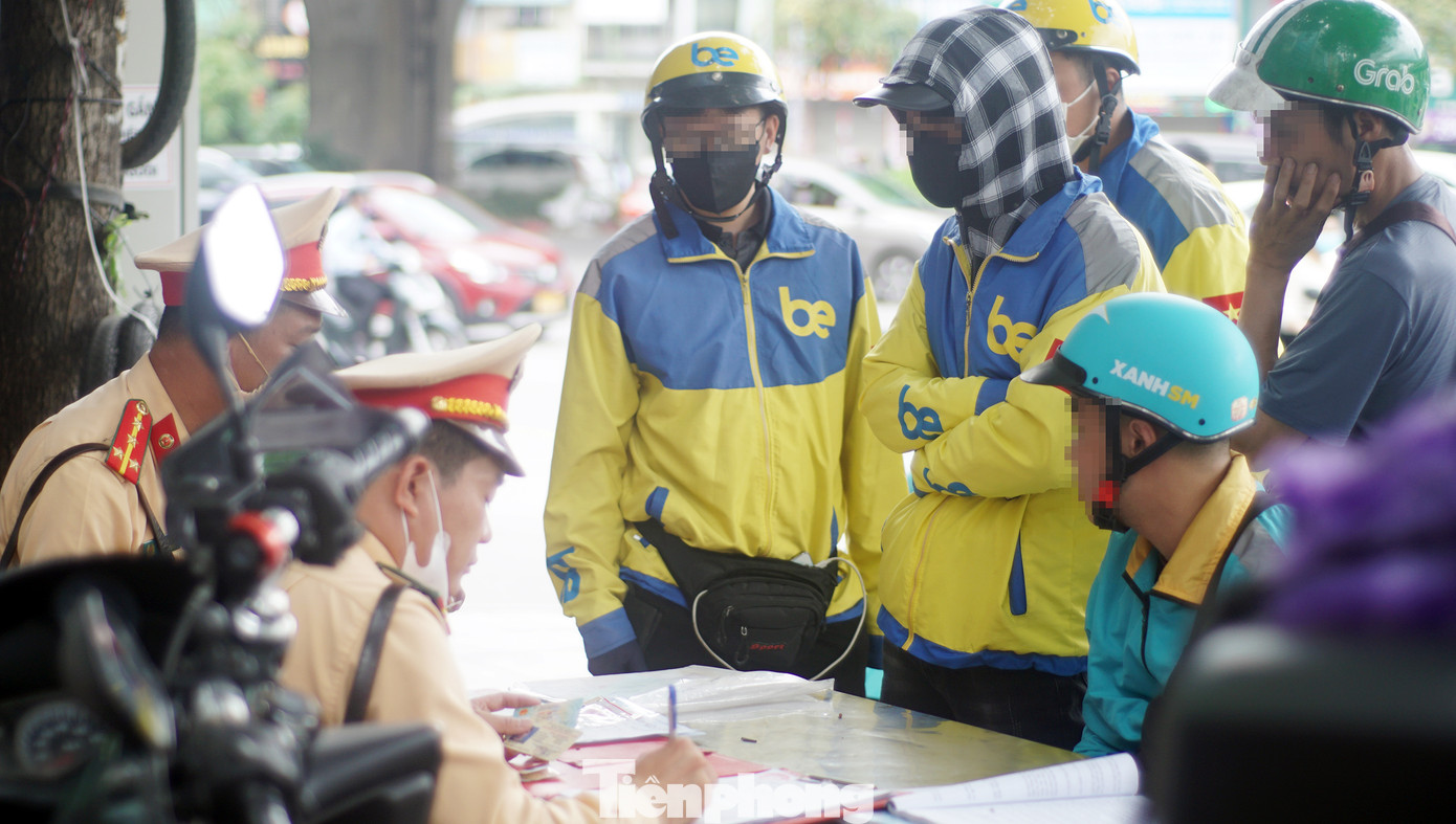 Nhiều tài xế xe ôm công nghệ vi phạm. Nhiều tài xế xe ôm công nghệ vi phạm.