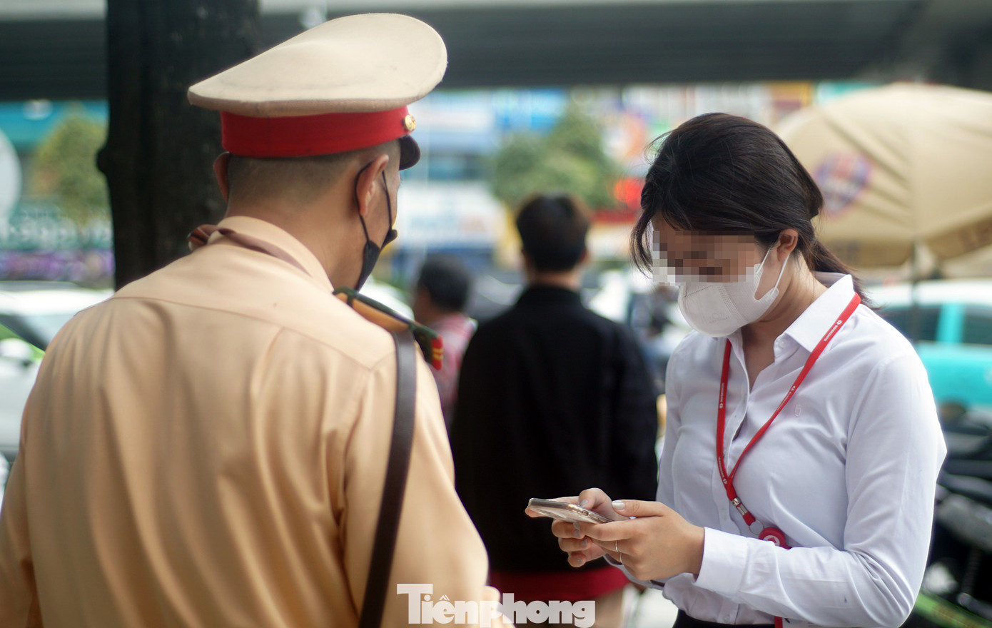 Các trường hợp người điều khiển xe máy vi phạm đi lên vỉa hè bị phạt từ 4-6 triệu đồng. Các trường hợp người điều khiển xe máy vi phạm đi lên vỉa hè bị phạt từ 4-6 triệu đồng.