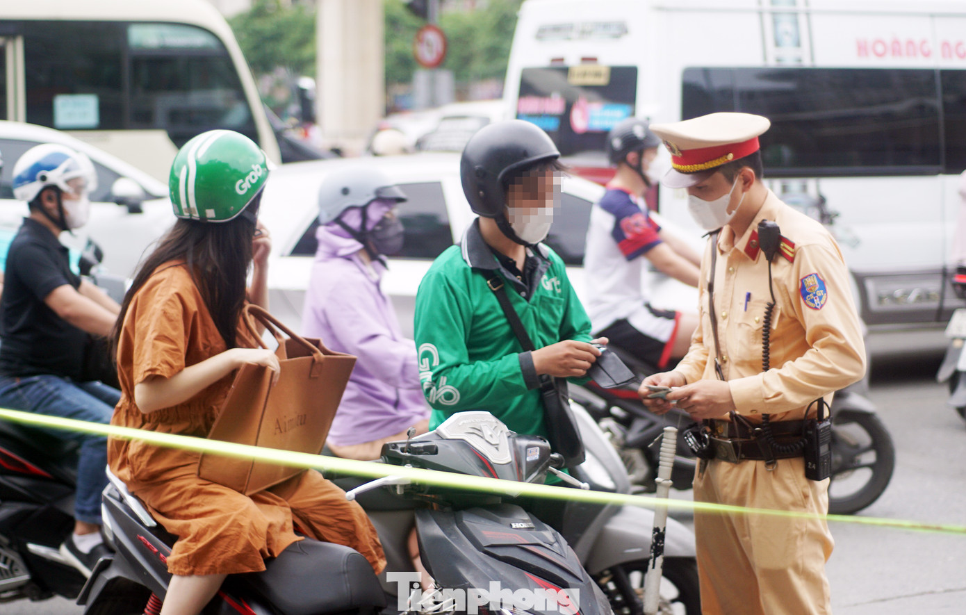 Nam tài xế cho biết do đường đông, khách giục vì muộn giờ làm nên đã đi lên vỉa hè. Nam tài xế cho biết do đường đông, khách giục vì muộn giờ làm nên đã đi lên vỉa hè.