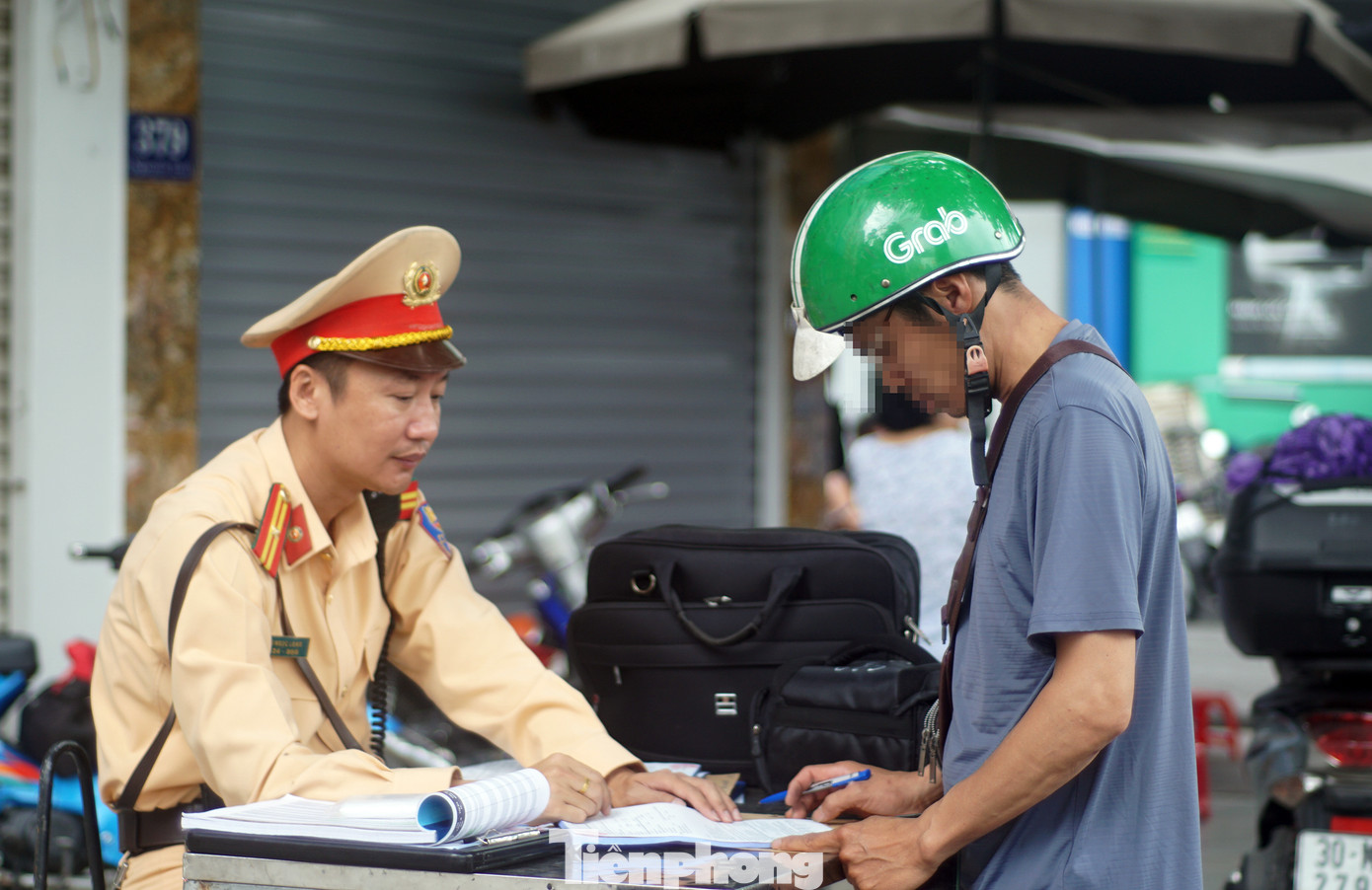 Nhiều tài xế xe ôm công nghệ vi phạm. Nhiều tài xế xe ôm công nghệ vi phạm.