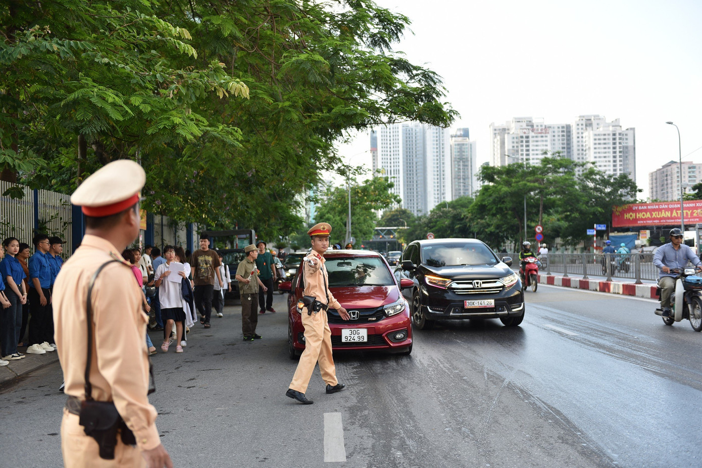 Sáng 26/6, các sĩ tử bước vào thi môn Ngữ Văn với thời gian làm bài 120 phút.