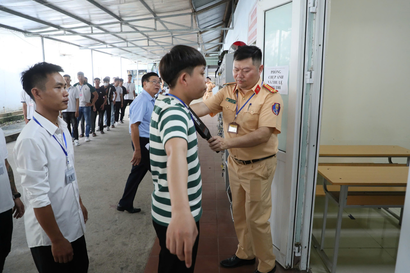 Sau thời gian chuẩn bị, sáng 24/6, trung tâm sát hạch lái xe Hùng Vương tổ chức sát hạch để cấp giấy phép lái xe trên địa bàn thành phố Hà Nội. Sau thời gian chuẩn bị, sáng 24/6, trung tâm sát hạch lái xe Hùng Vương tổ chức sát hạch để cấp giấy phép lái xe trên địa bàn thành phố Hà Nội.
