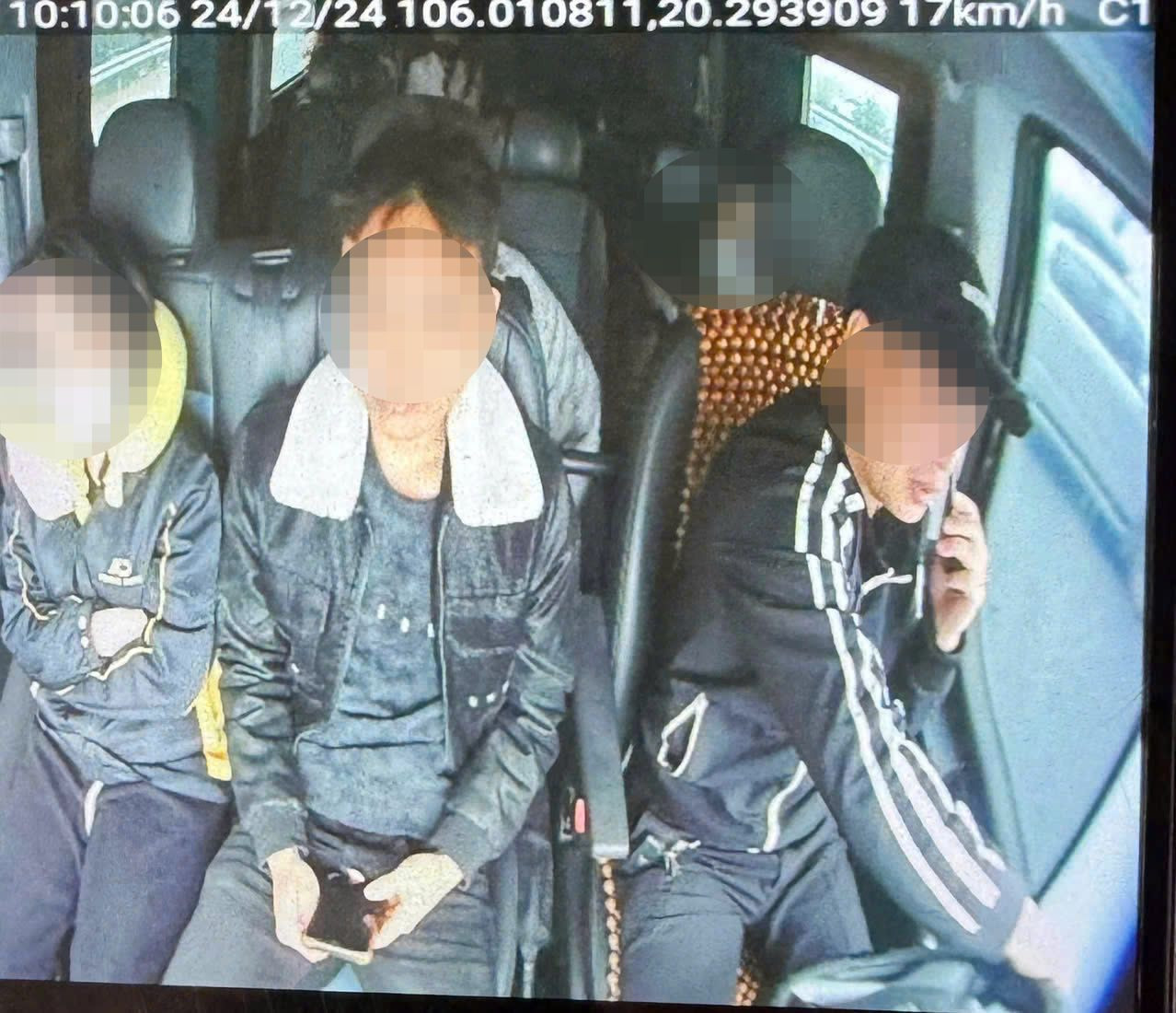 Hình ảnh tài xế lái xe nghe điện thoại.