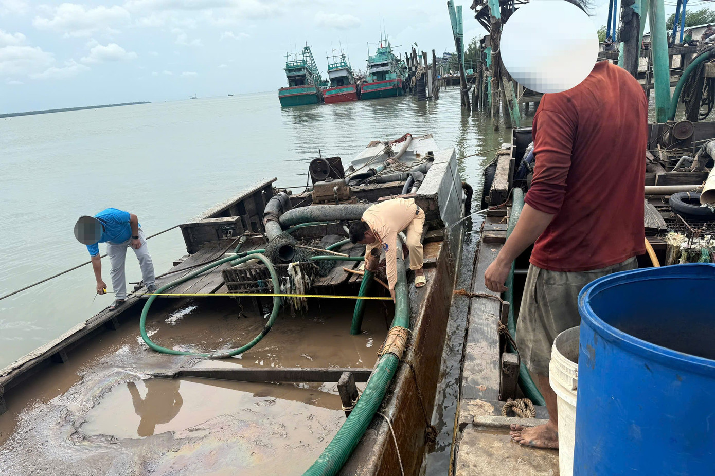 Phương tiện có gắn thiết bị bơm hút cát. Phương tiện có gắn thiết bị bơm hút cát.