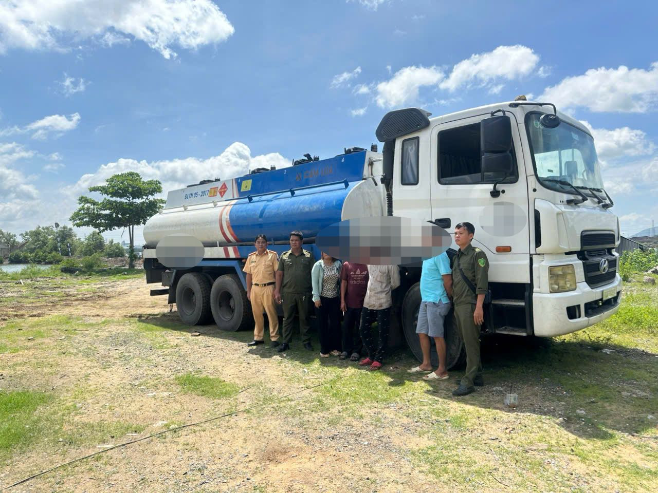 Các đối tượng liên quan đến vụ việc bị cơ quan chức năng bắt giữ. Các đối tượng liên quan đến vụ việc bị cơ quan chức năng bắt giữ.