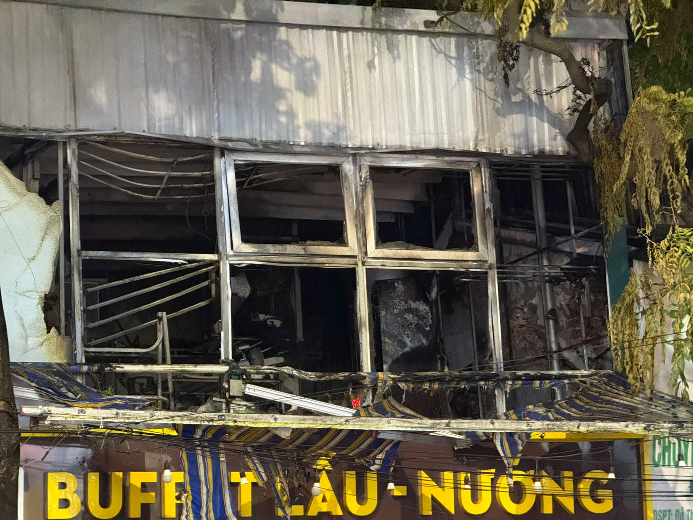 Khu vực tầng 2 bị lửa thiêu rụi.