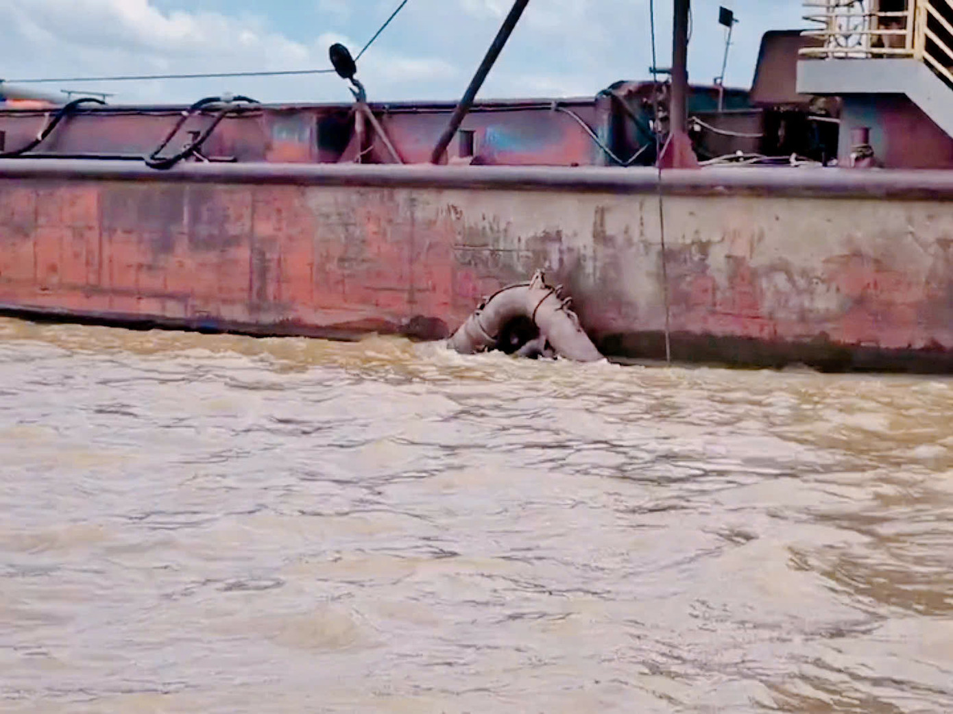 Tàu hút cát hoán cải bị phát hiện. Tàu hút cát hoán cải bị phát hiện.