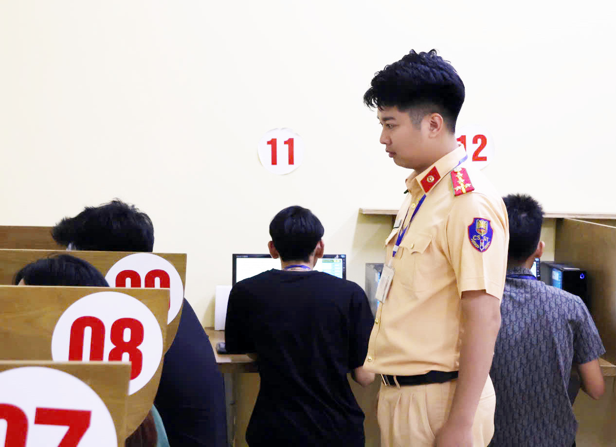 Phần thi lý thuyết trên máy tính.