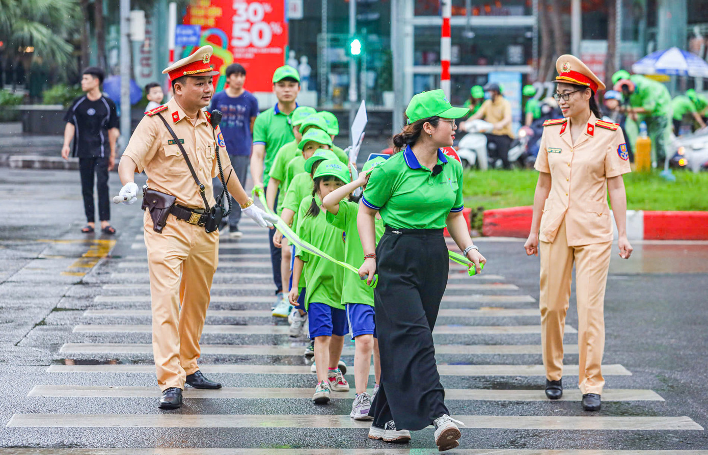 Cán bộ Cục CSGT và Phòng CSGT Hà Nội hướng dẫn học sinh tham gia giao thông an toàn. Cán bộ Cục CSGT và Phòng CSGT Hà Nội hướng dẫn học sinh tham gia giao thông an toàn.