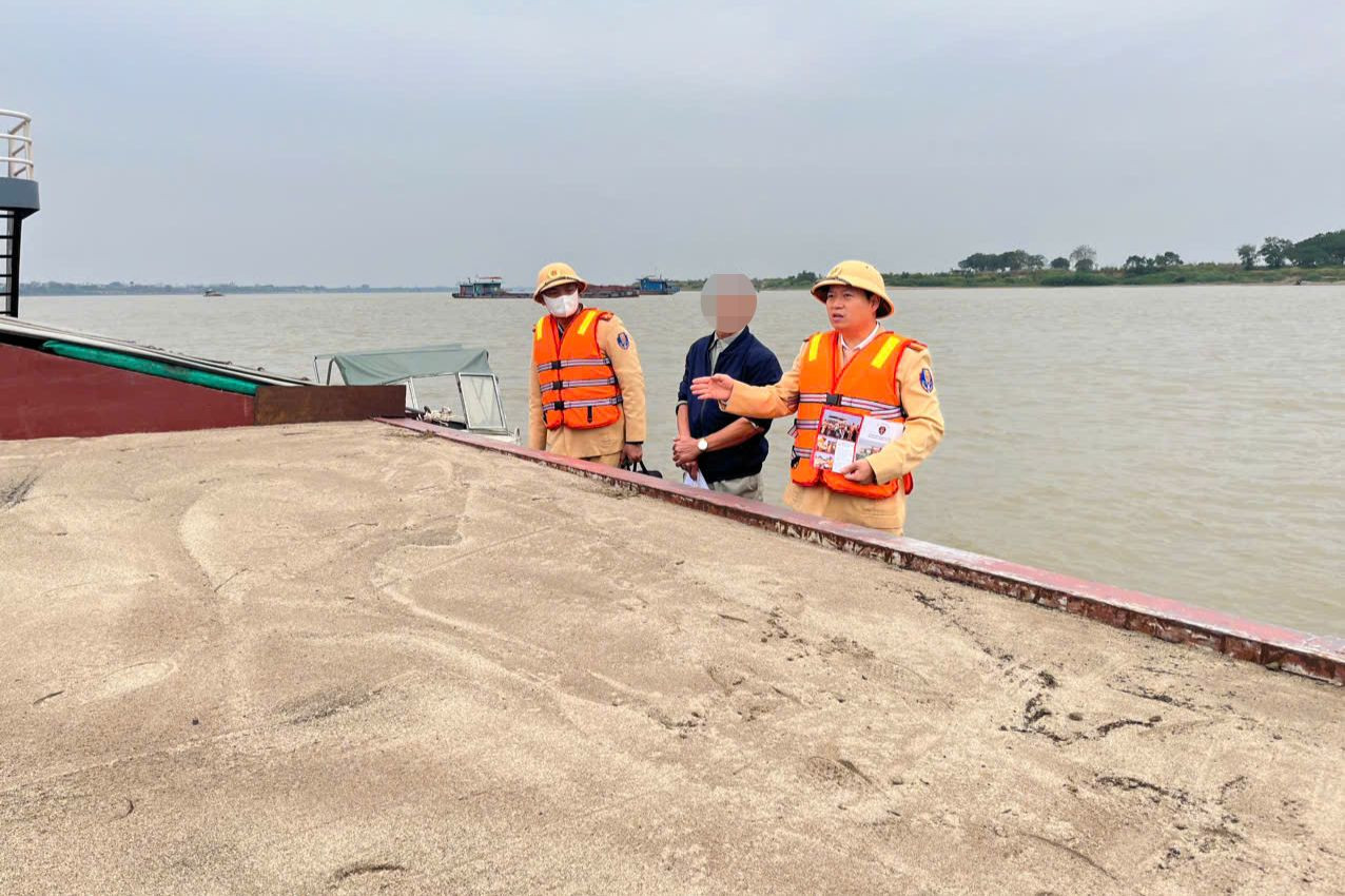 Lực lượng CSGT đường thủy làm nhiệm vụ trên tuyến sông. Lực lượng CSGT đường thủy làm nhiệm vụ trên tuyến sông.