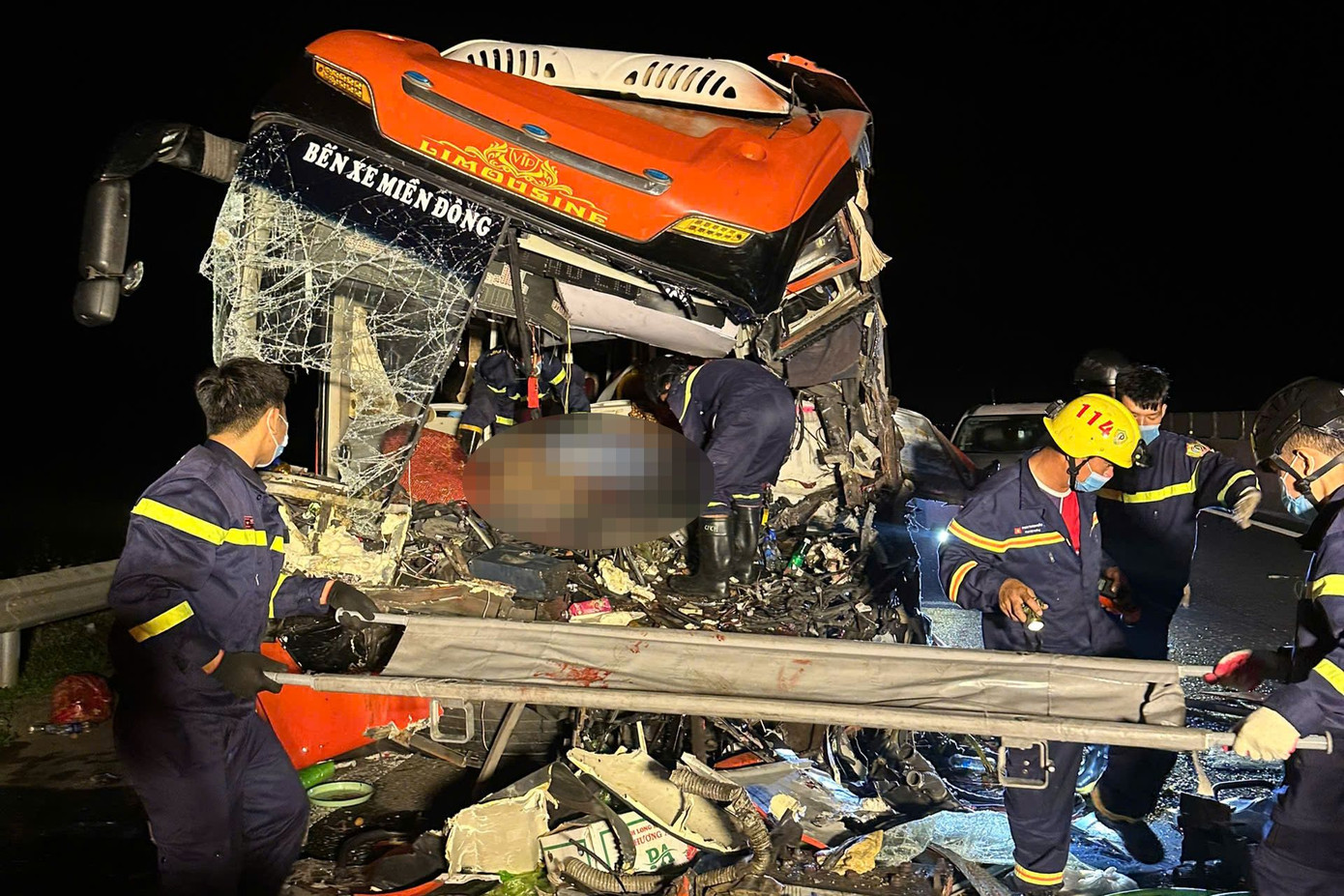 Xe khách hư hỏng nặng phần đầu sau vụ việc. Xe khách hư hỏng nặng phần đầu sau vụ việc.