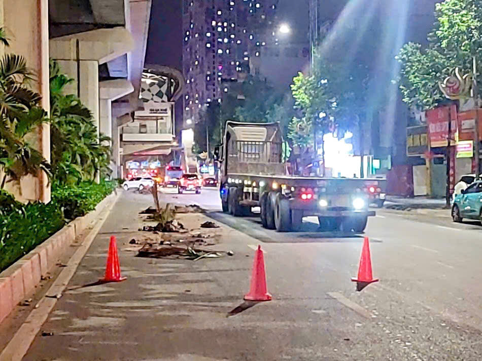 Lượng lớn đất rơi ra đường gây mất an toàn giao thông.