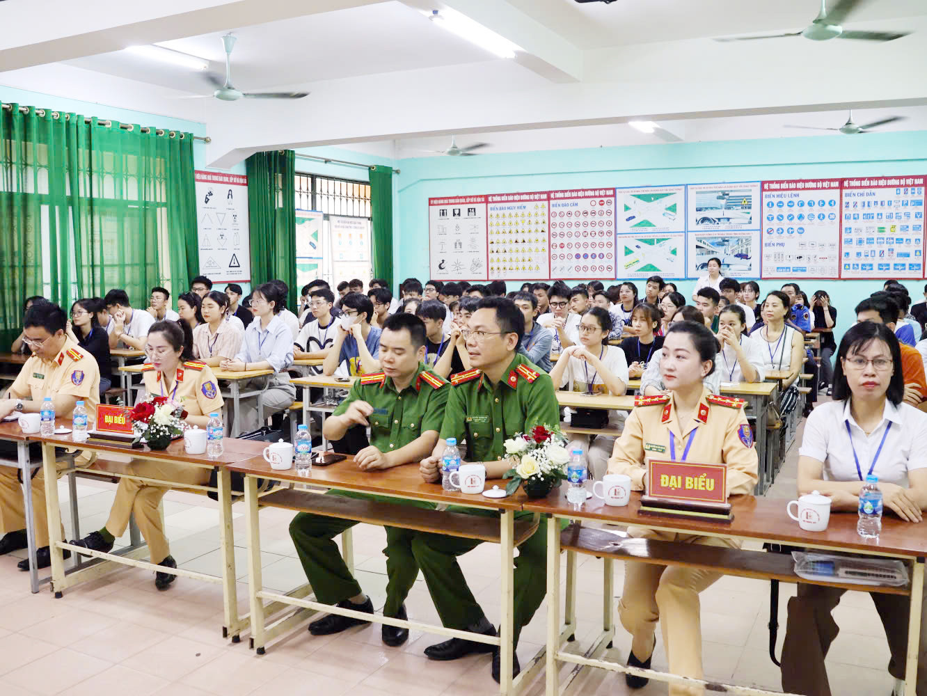 Trong ngày đầu tiên khai mạc, các thí sinh đã được phổ biến về các quy định trong thời gian diễn ra kỳ thi sát hạch.