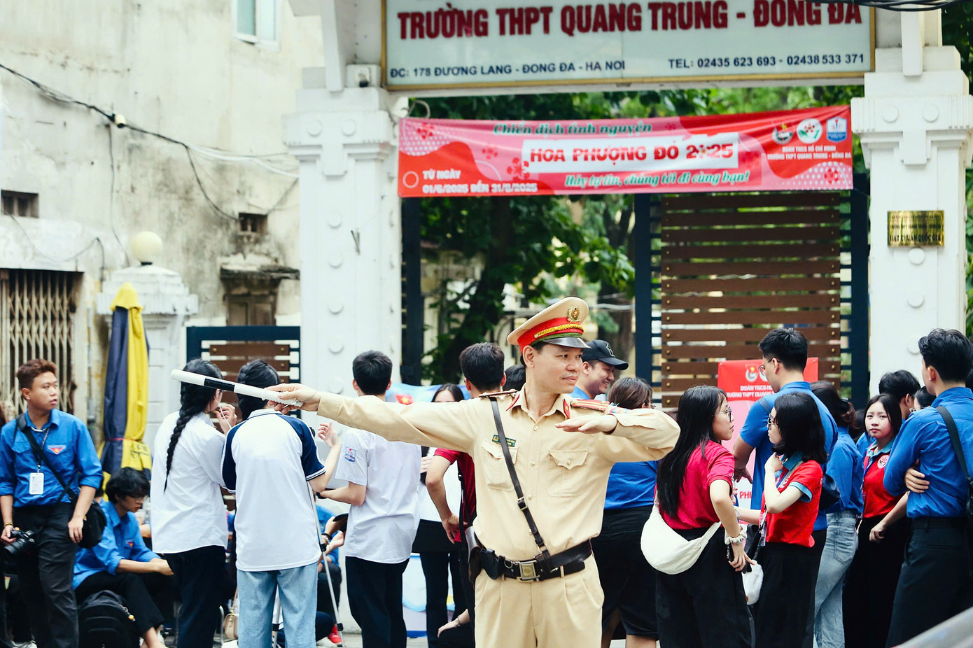 Cán bộ CSGT làm nhiệm vụ tại khu vực đường Láng, trước cổng trường THPT Quang Trung.