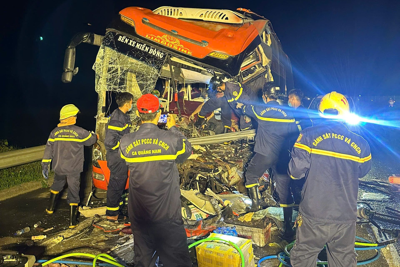 Cảnh sát PCCC&CNCH đưa người mắc kẹt ra ngoài. Cảnh sát PCCC&CNCH đưa người mắc kẹt ra ngoài.