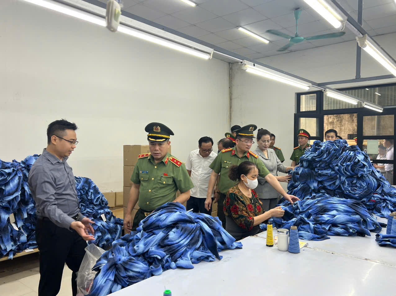 Đoàn công tác đã lắng nghe ý kiến phản ánh về những khó khăn, vướng mắc của đại diện các doanh nghiệp và hộ kinh doanh tư nhân. Đoàn công tác đã lắng nghe ý kiến phản ánh về những khó khăn, vướng mắc của đại diện các doanh nghiệp và hộ kinh doanh tư nhân.