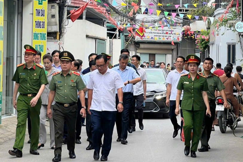 Đoàn công tác làm việc tại La Phù. Đoàn công tác làm việc tại La Phù.