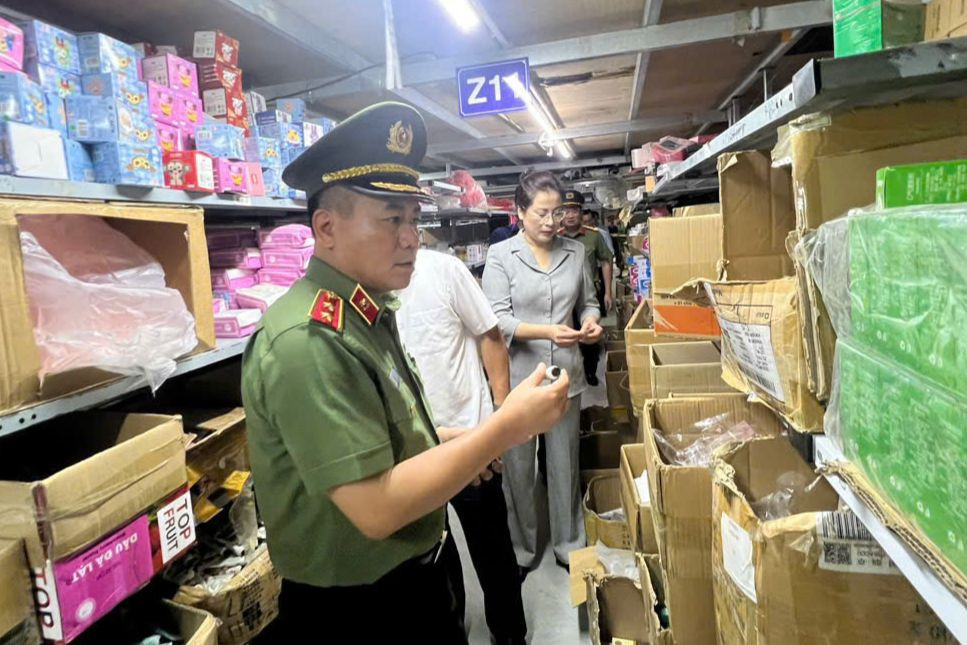 Trung tướng Nguyễn Thanh Tùng kiểm tra thực tế tại cơ sở sản xuất ở La Phù. Trung tướng Nguyễn Thanh Tùng kiểm tra thực tế tại cơ sở sản xuất ở La Phù.