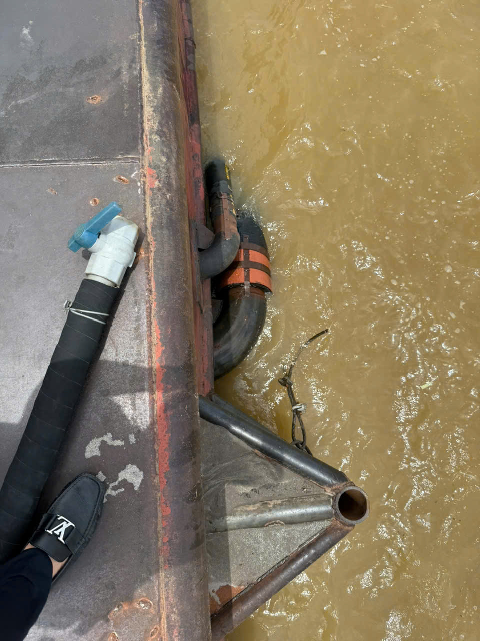 Hệ thống hút cát đặt chìm dưới nước. Hệ thống hút cát đặt chìm dưới nước.