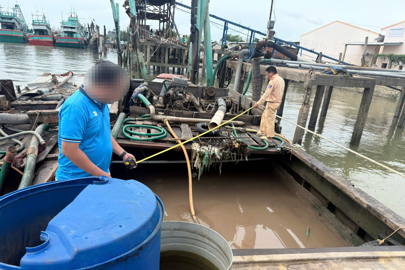 Tổ công tác kiểm tra các phương tiện liên quan. Tổ công tác kiểm tra các phương tiện liên quan.