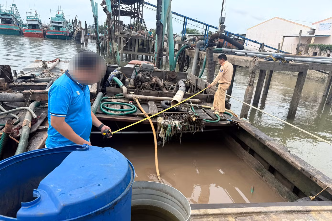 Tổ công tác kiểm tra các phương tiện liên quan.