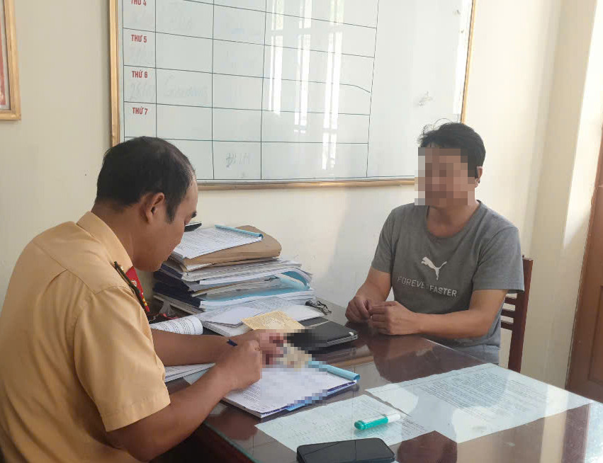 Lực lượng CSGT làm việc với tài xế.