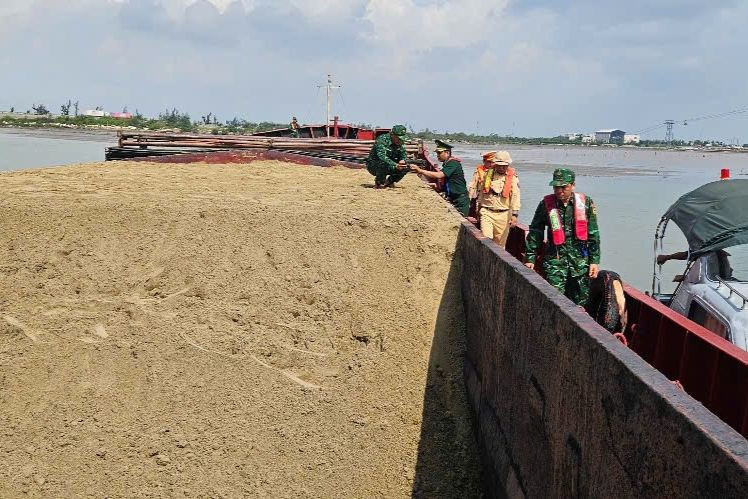 Lực lượng chức năng kiểm tra tàu chở cát.