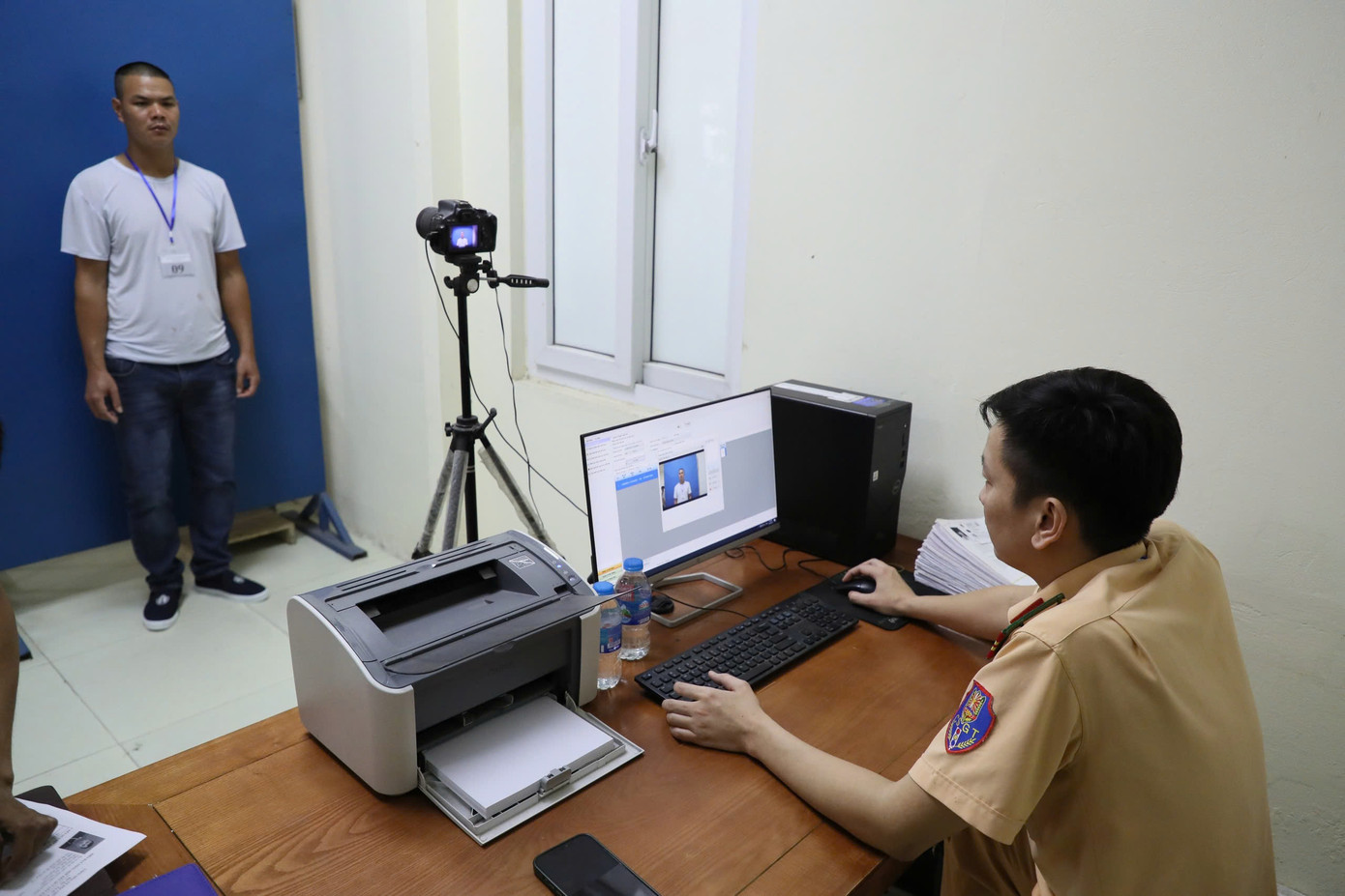 Kỳ sát hạch hôm nay nhằm đánh giá khách quan năng lực thực tế của các thí sinh, đảm bảo rằng người điều khiển xe ô tô có đủ kiến thức luật giao thông, kỹ năng điều khiển phương tiện và ý thức chấp hành pháp luật khi tham gia giao thông. Kỳ sát hạch hôm nay nhằm đánh giá khách quan năng lực thực tế của các thí sinh, đảm bảo rằng người điều khiển xe ô tô có đủ kiến thức luật giao thông, kỹ năng điều khiển phương tiện và ý thức chấp hành pháp luật khi tham gia giao thông.