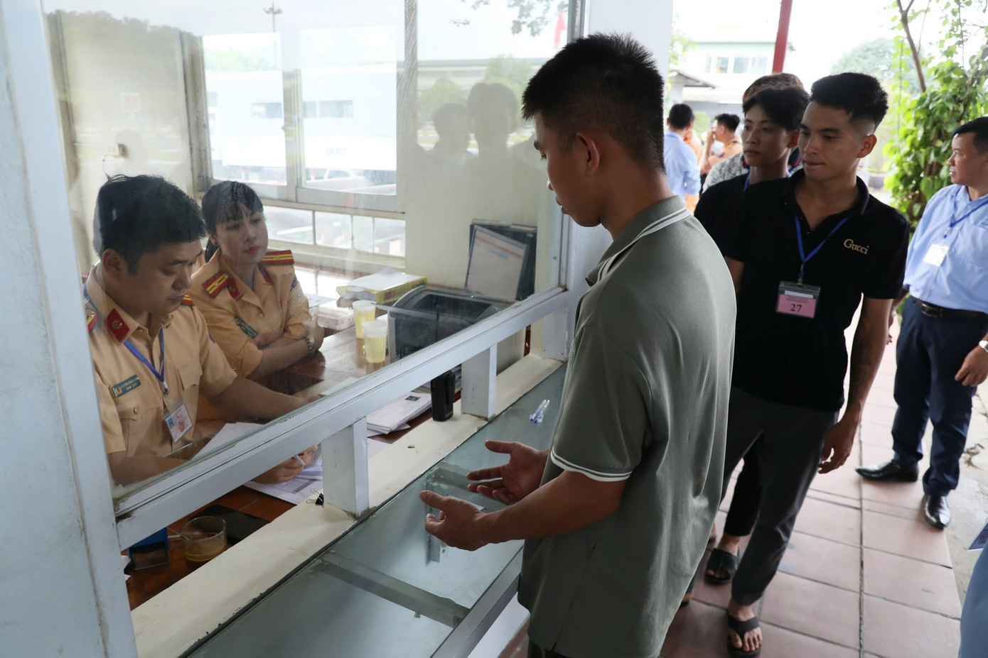 Anh Bùi Văn Hưng thí sinh dự thi đã ôn luyện lý thuyết, rèn luyện tay lái kỹ càng cũng như nhận được sự động viên của cán bộ CSGT và Trung tâm cảm thấy yên tâm hơn, bình tĩnh, chấp hành nghiêm túc nội quy, quy chế kỳ sát hạch. Anh Bùi Văn Hưng thí sinh dự thi đã ôn luyện lý thuyết, rèn luyện tay lái kỹ càng cũng như nhận được sự động viên của cán bộ CSGT và Trung tâm cảm thấy yên tâm hơn, bình tĩnh, chấp hành nghiêm túc nội quy, quy chế kỳ sát hạch.