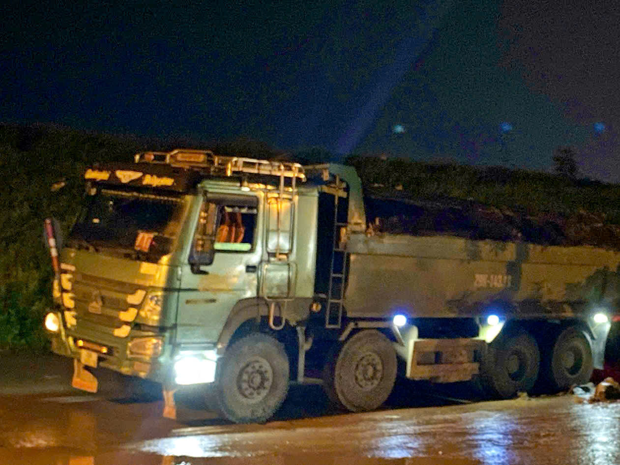 Phương tiện chở quá tải làm rơi đất ra đường.