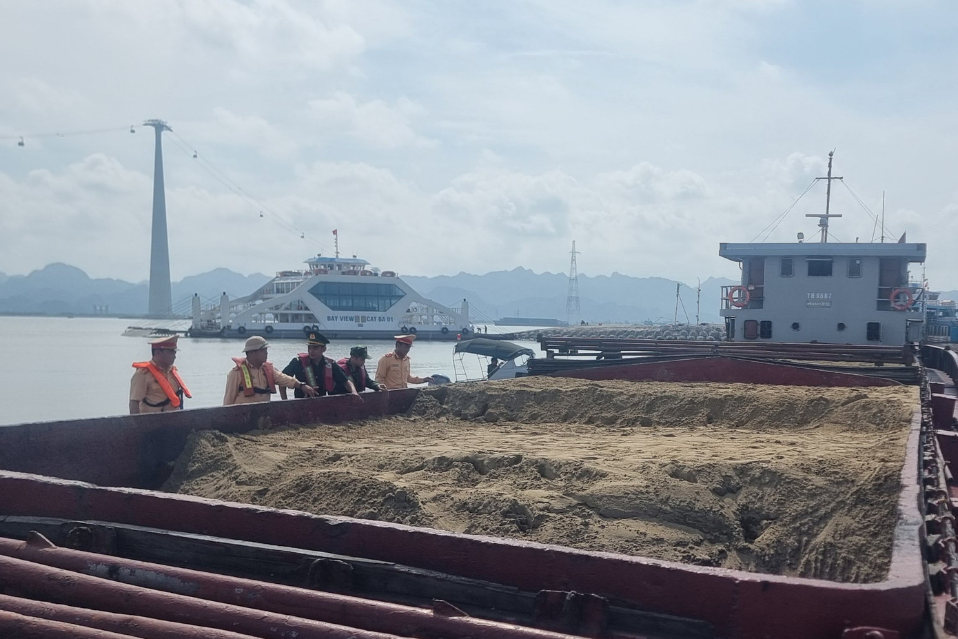 Khoảng 700m3 cát không rõ nguồn gốc bị thu giữ.