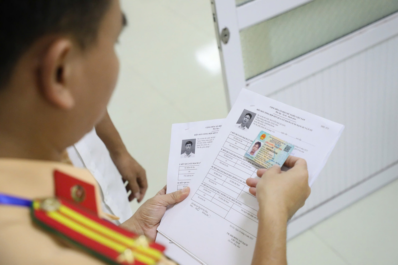 Trung tá Nguyễn Lưu Trung - Đội phó Đội sát hạch cấp giấy phép lái xe cơ giới đường bộ (Phòng CSGT Hà Nội) cho biết, để bảo đảm kỳ thi diễn ra nghiêm túc, Phòng CSGT đã quán triệt các thành viên trong hội đồng sát hạch, các sát hạch viên thực hiện đúng chức trách, nhiệm vụ được giao, làm việc nghiêm túc, công tâm, minh bạch để bảo đảm kỳ sát hạch diễn ra đúng quy trình, quy định, không để xảy ra sai sót. Trung tá Nguyễn Lưu Trung - Đội phó Đội sát hạch cấp giấy phép lái xe cơ giới đường bộ (Phòng CSGT Hà Nội) cho biết, để bảo đảm kỳ thi diễn ra nghiêm túc, Phòng CSGT đã quán triệt các thành viên trong hội đồng sát hạch, các sát hạch viên thực hiện đúng chức trách, nhiệm vụ được giao, làm việc nghiêm túc, công tâm, minh bạch để bảo đảm kỳ sát hạch diễn ra đúng quy trình, quy định, không để xảy ra sai sót.