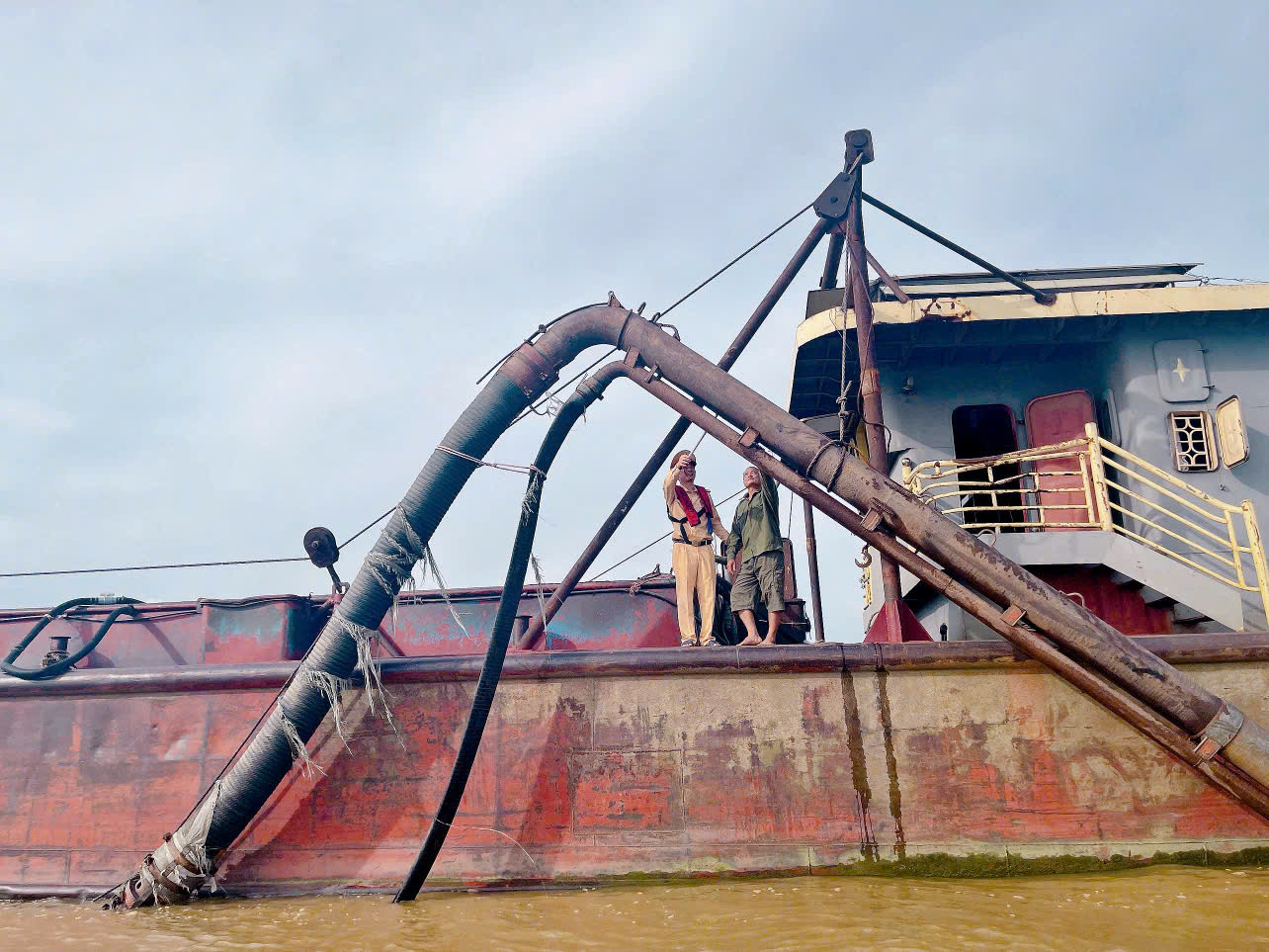 Tàu hút cát hoán cải bị phát hiện. Tàu hút cát hoán cải bị phát hiện.