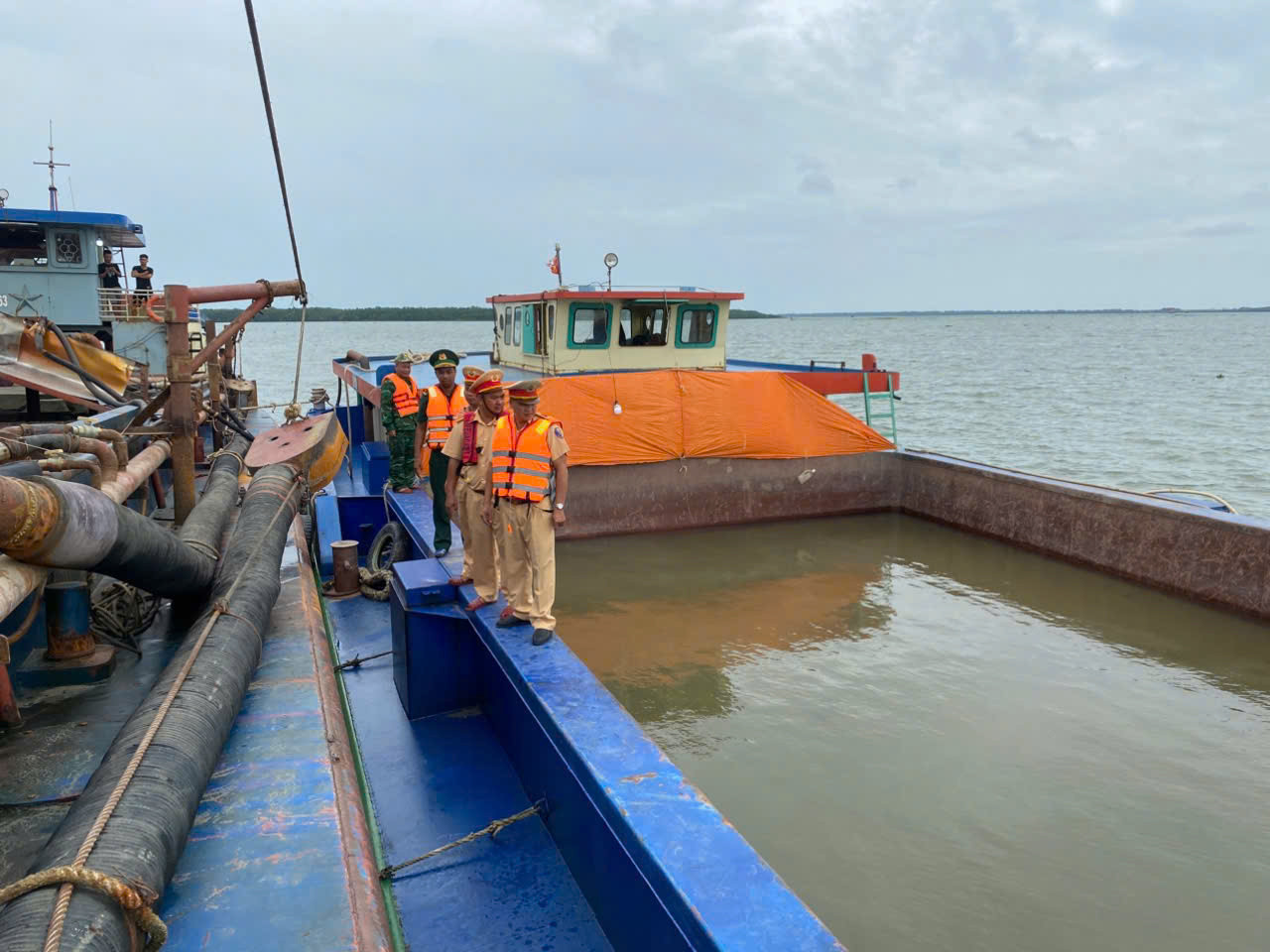 Tổ công tác kiểm tra phương tiện. Tổ công tác kiểm tra phương tiện.