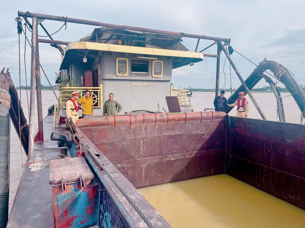 Tàu hút cát hoán cải bị phát hiện. Tàu hút cát hoán cải bị phát hiện.