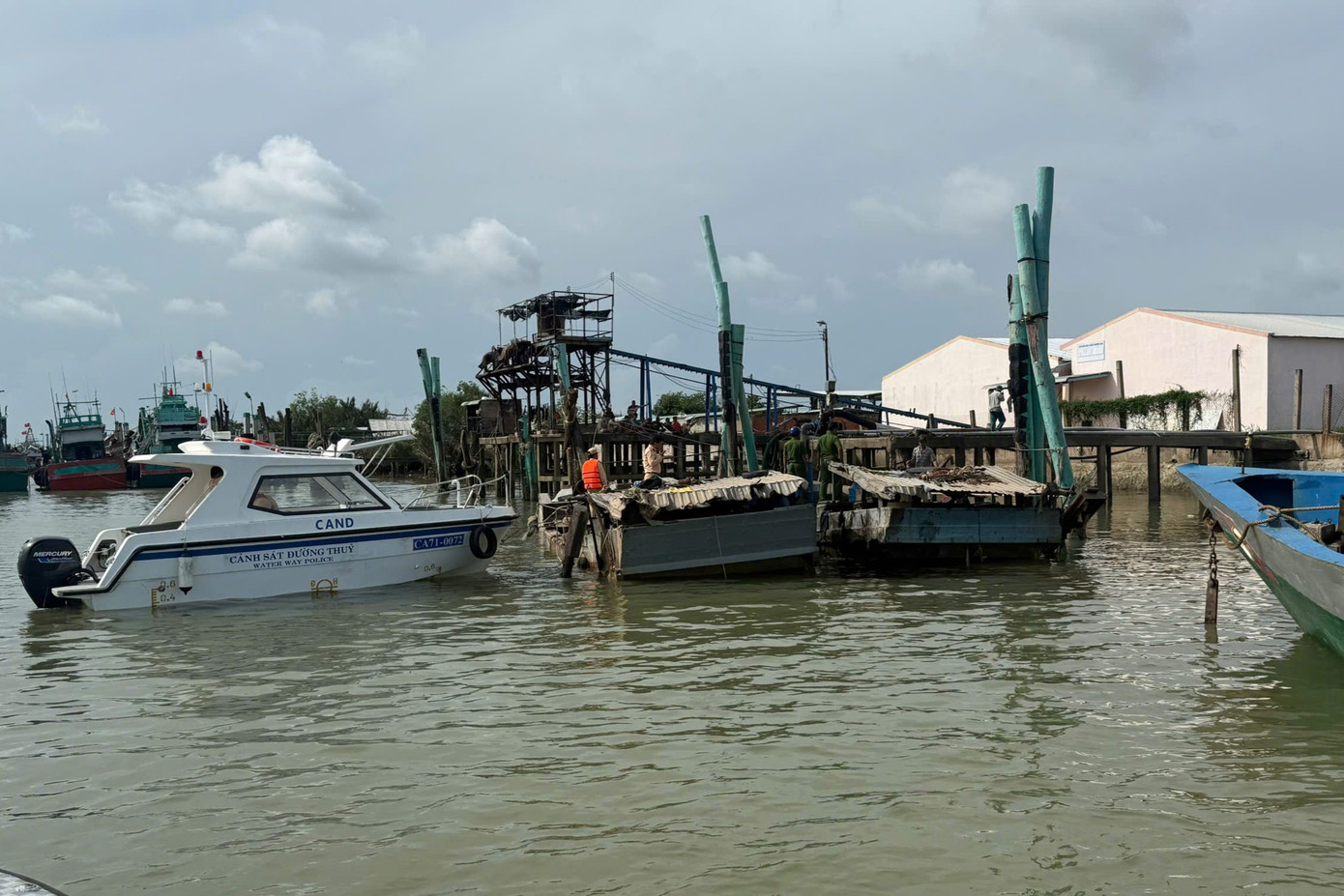 Lực lượng chức năng tạm giữ phương tiện liên quan. Lực lượng chức năng tạm giữ phương tiện liên quan.