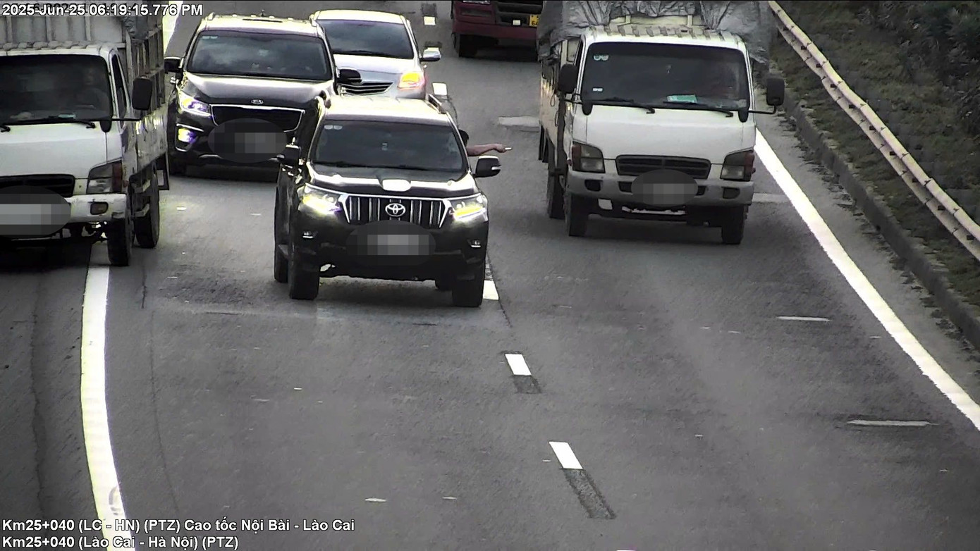 Hình ảnh camera giám sát ghi lại. Hình ảnh camera giám sát ghi lại.