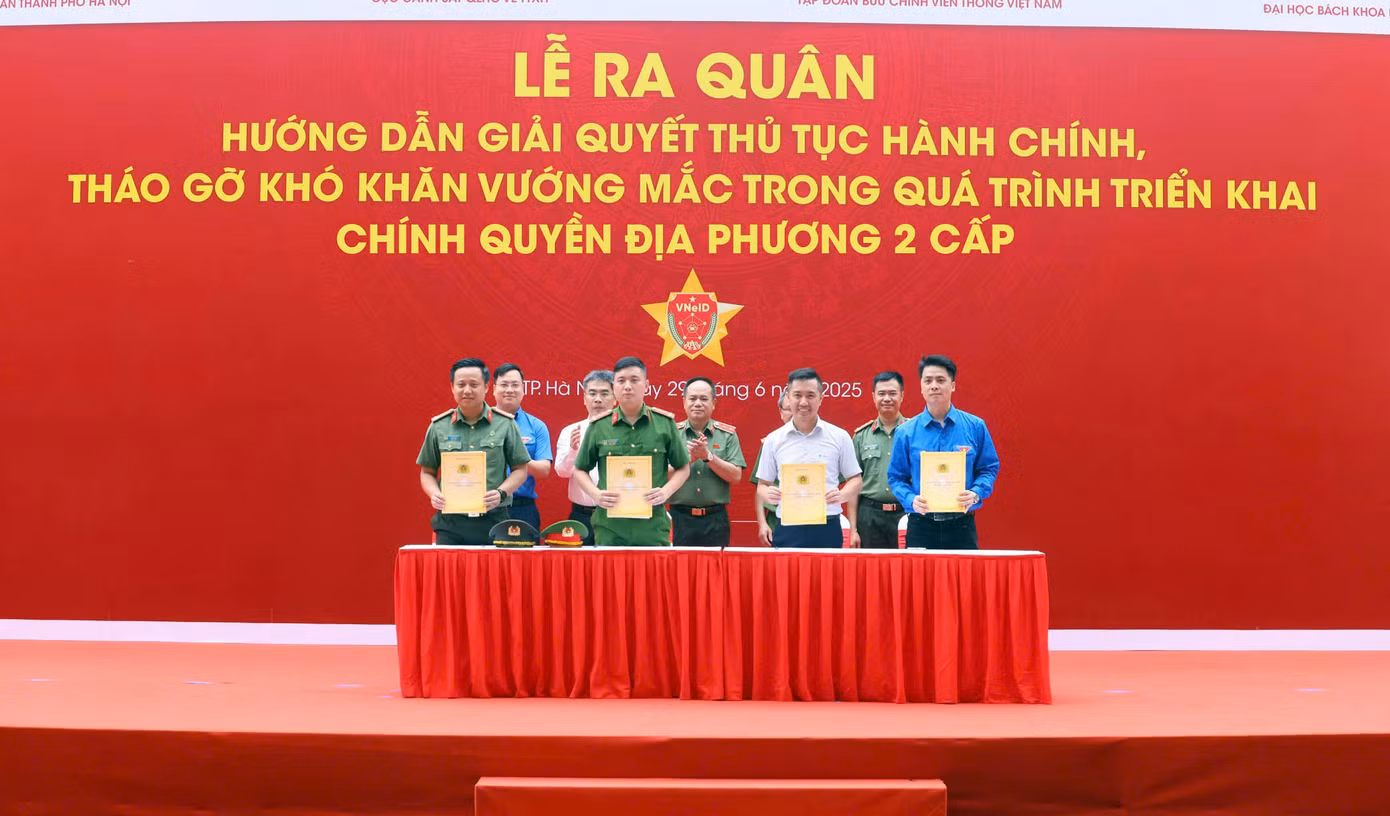 Cam kết thể hiện quyết tâm của Thủ đô Hà Nội trong bảo đảm hoạt động phục vụ người dân, doanh nghiệp thông suốt, hiệu quả. Cam kết thể hiện quyết tâm của Thủ đô Hà Nội trong bảo đảm hoạt động phục vụ người dân, doanh nghiệp thông suốt, hiệu quả.